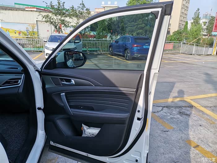 门框的密封胶条是双层的,隔音效果中上水平