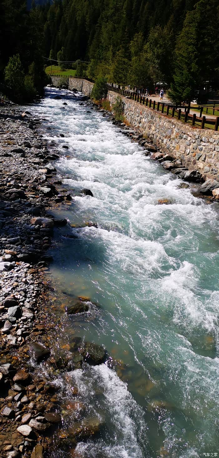 一条小河 奔涌流淌