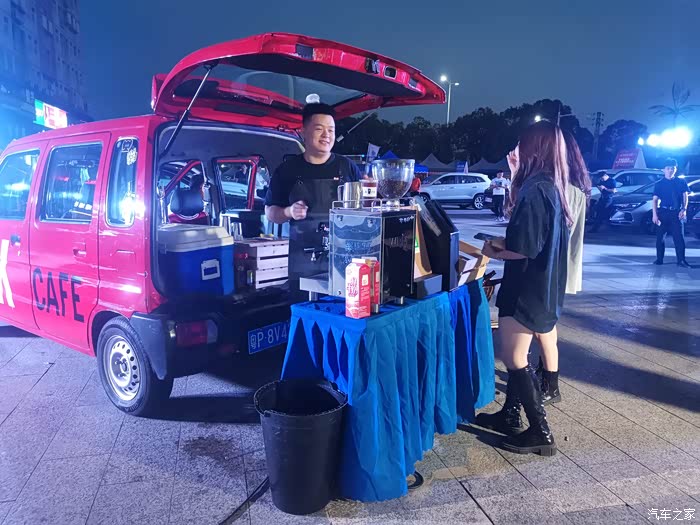 网红奶茶gk出摊现场,一起看看赏车看美女,喝网红奶茶,是一种什么样子