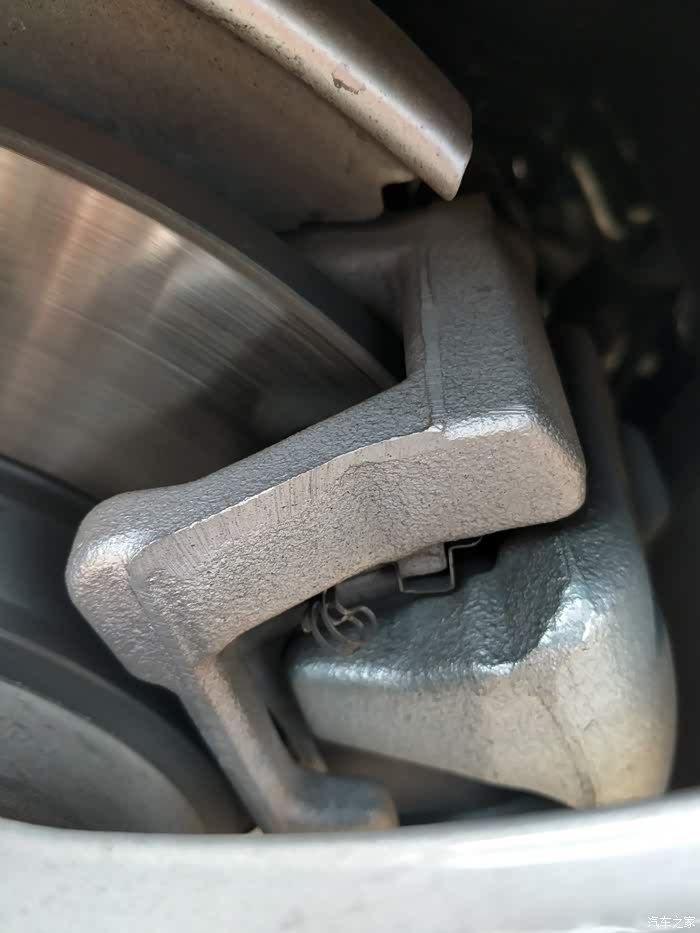 新车后刹车片有这样弯曲的铁片正常吗