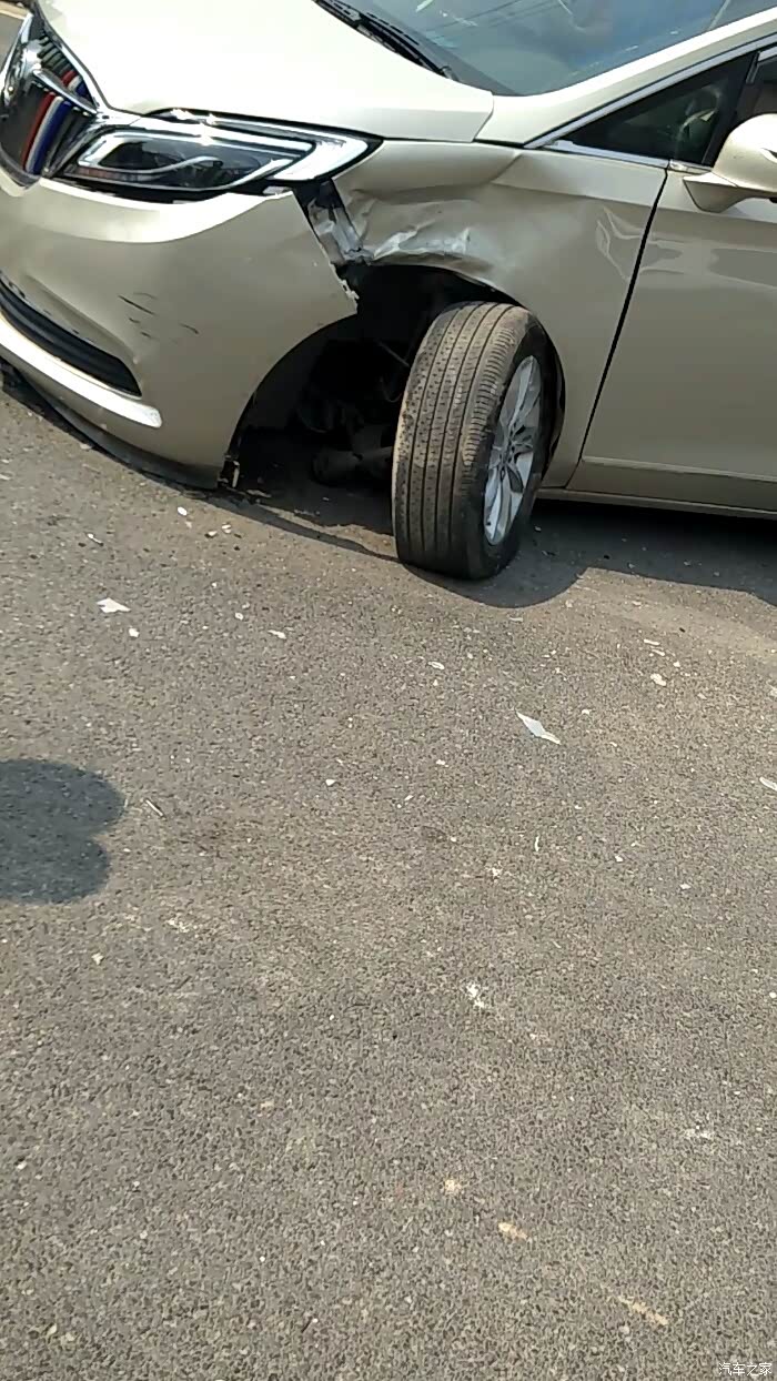 【图】刚发生的事故,跟大家分享一下!_别克gl8论坛_汽车之家论坛