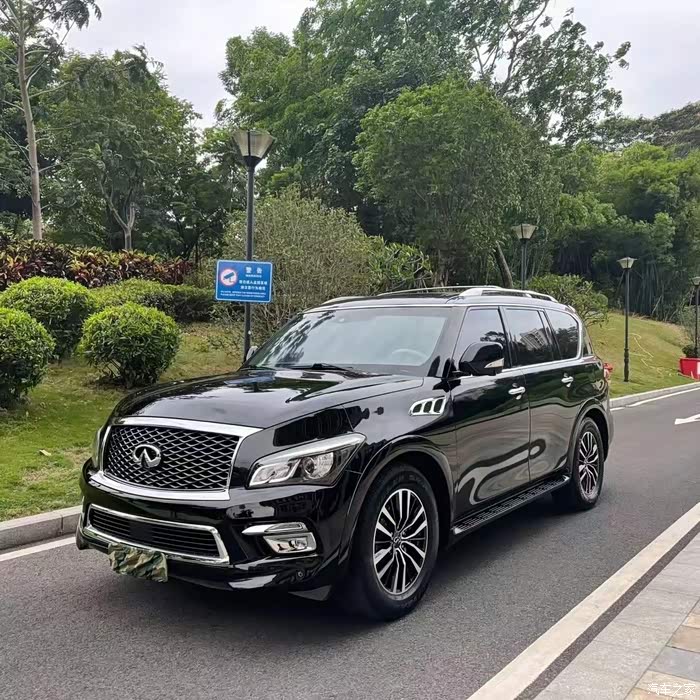 俄罗斯版英菲尼迪qx80外观看上去非常的大气一副硬汉形象