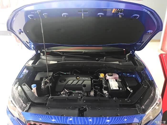 发动机舱布局的很规整,机盖带有隔音棉,好的抑制发动机噪音