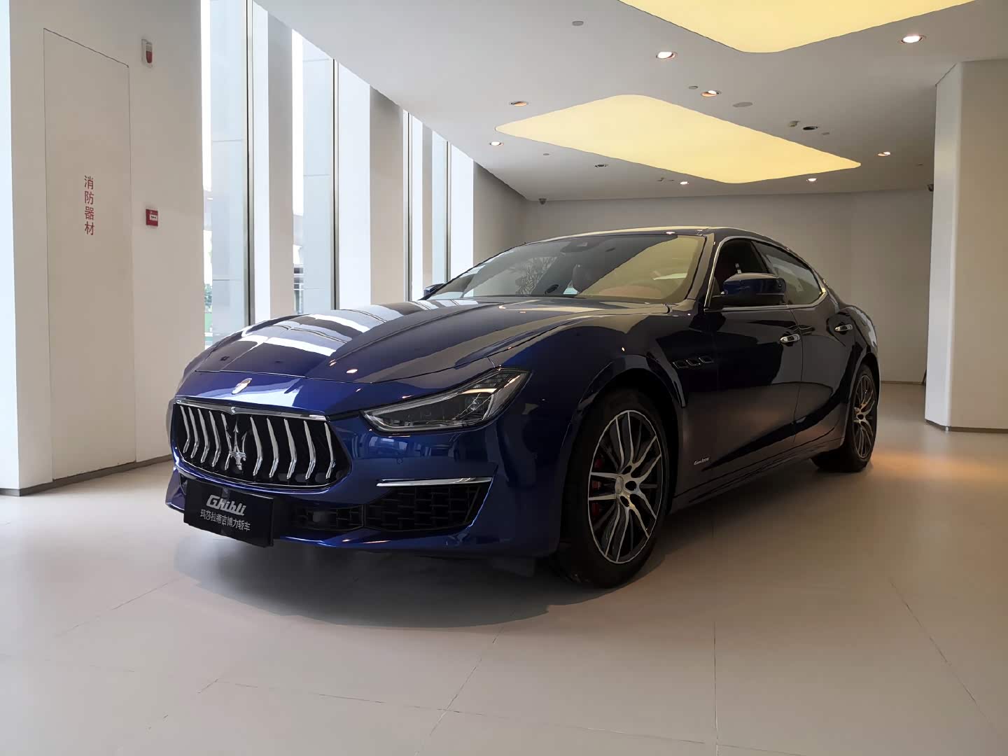 玛莎拉蒂ghibli豪华版钻石蓝红内