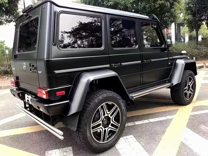 奔驰g5504x4磨砂黑色定制漆面肌肉感十足