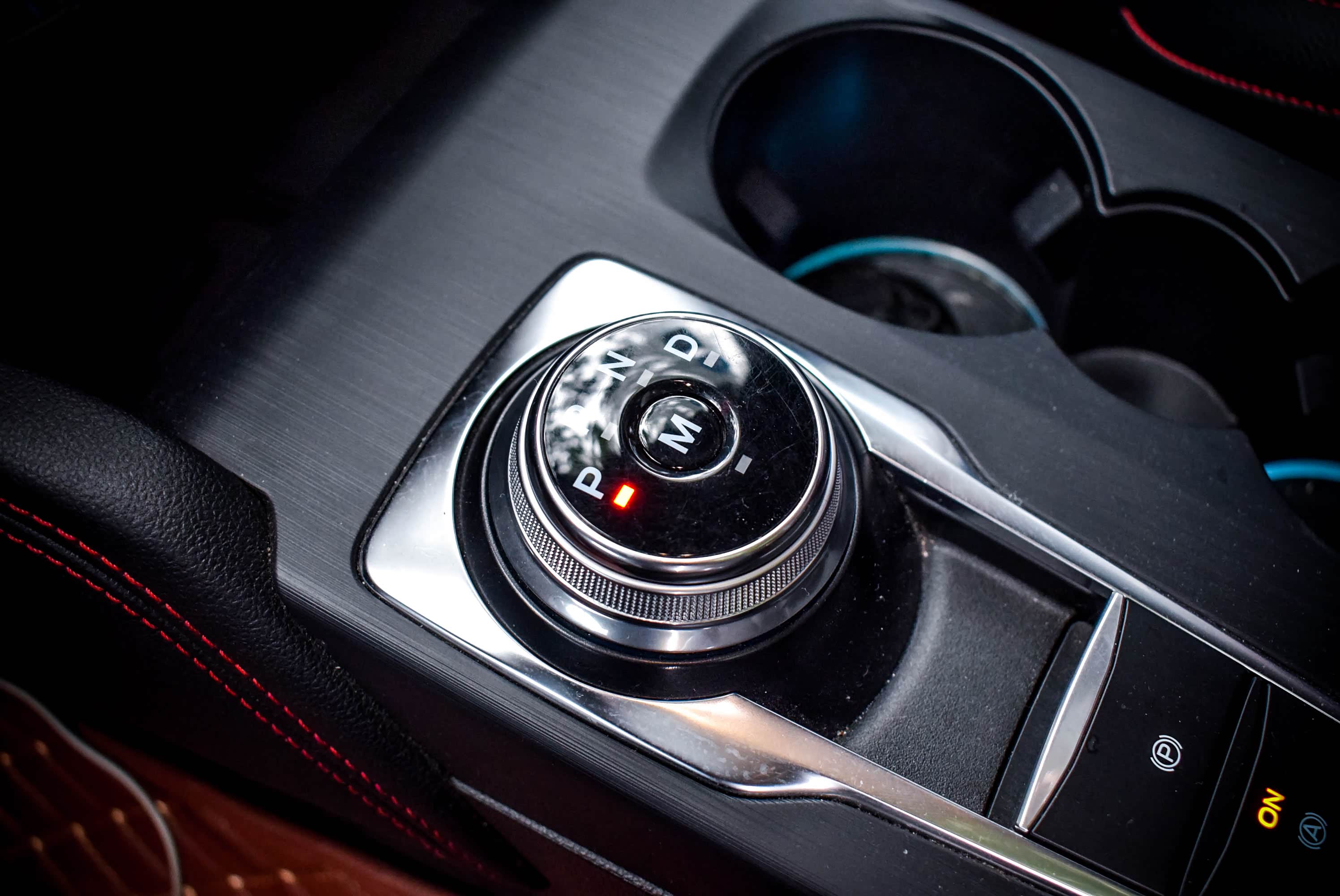 电子旋钮挡位科技感满满让人想到路虎车升降旋钮挡