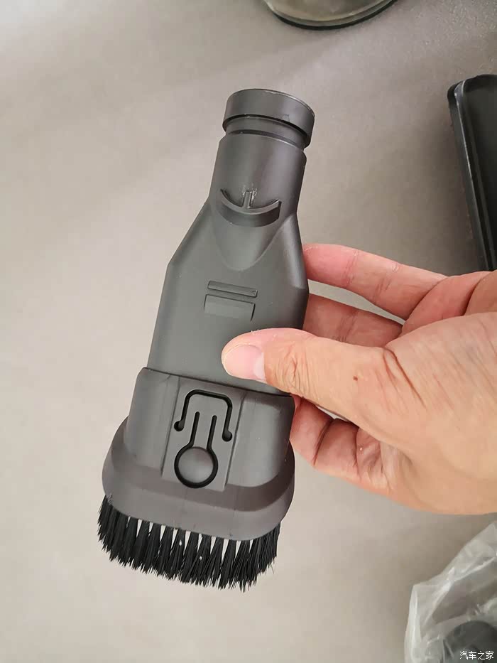这是带刷子头的吸尘器吸头,在吸汽车坐垫上的残渣是很好用.