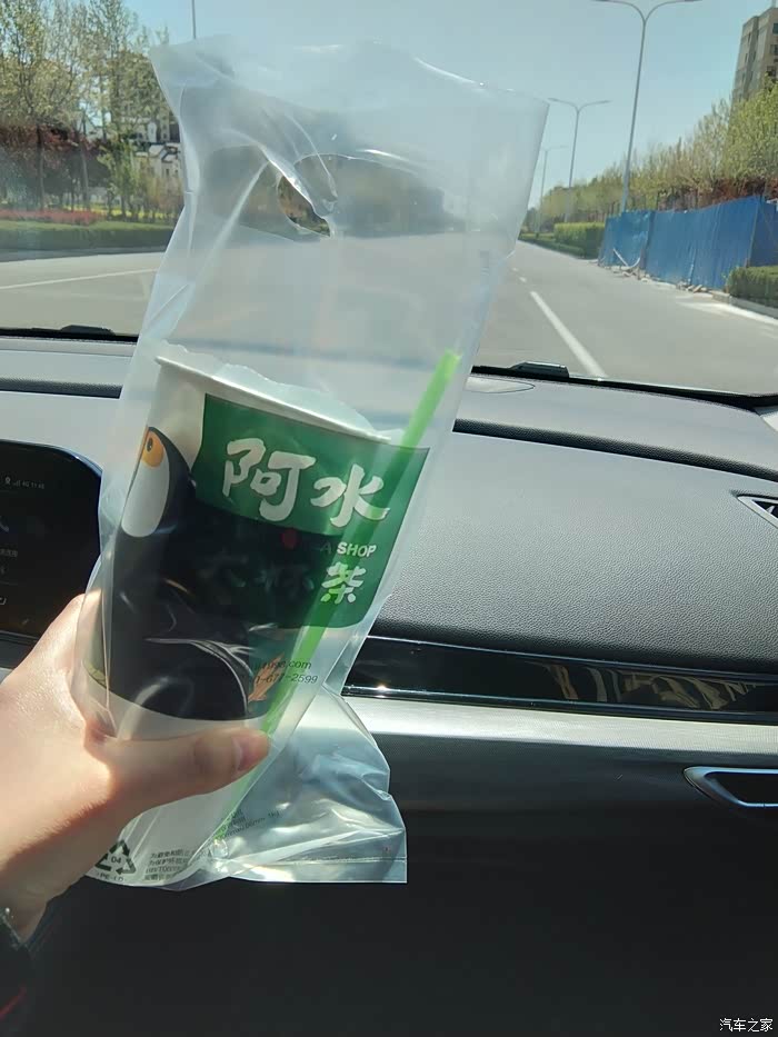 她心心念念的奶茶可算是喝上