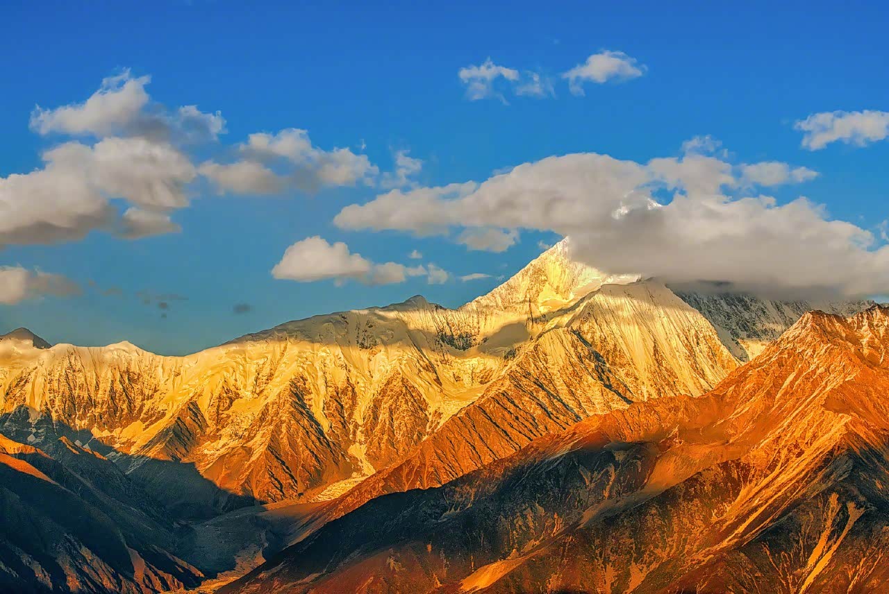 贡嘎雪山,是四川省最高的山峰,被称为"蜀山之王"