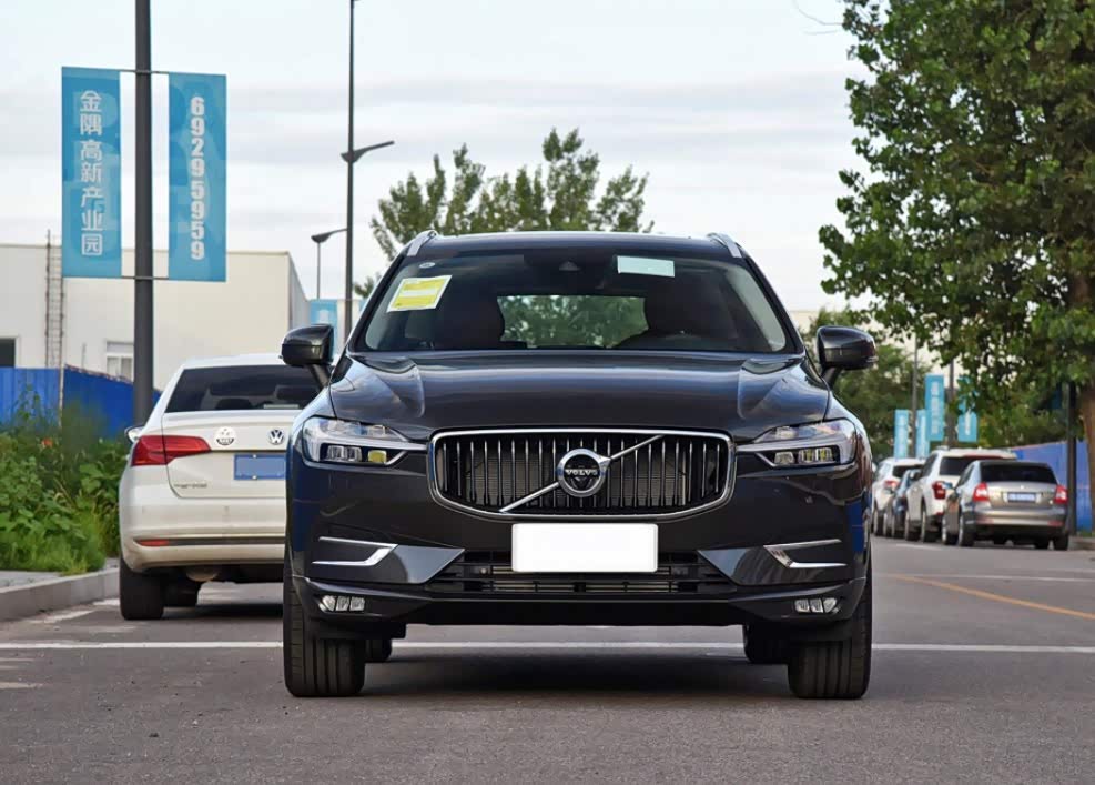 沃尔沃xc60的颜值就比较的高,前脸造型十分经典,辨识度十足