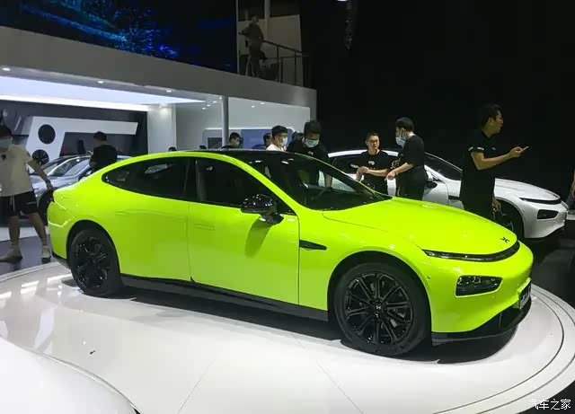 小鹏p7带着浓厚的运动风格,车身整体有着嫩绿色