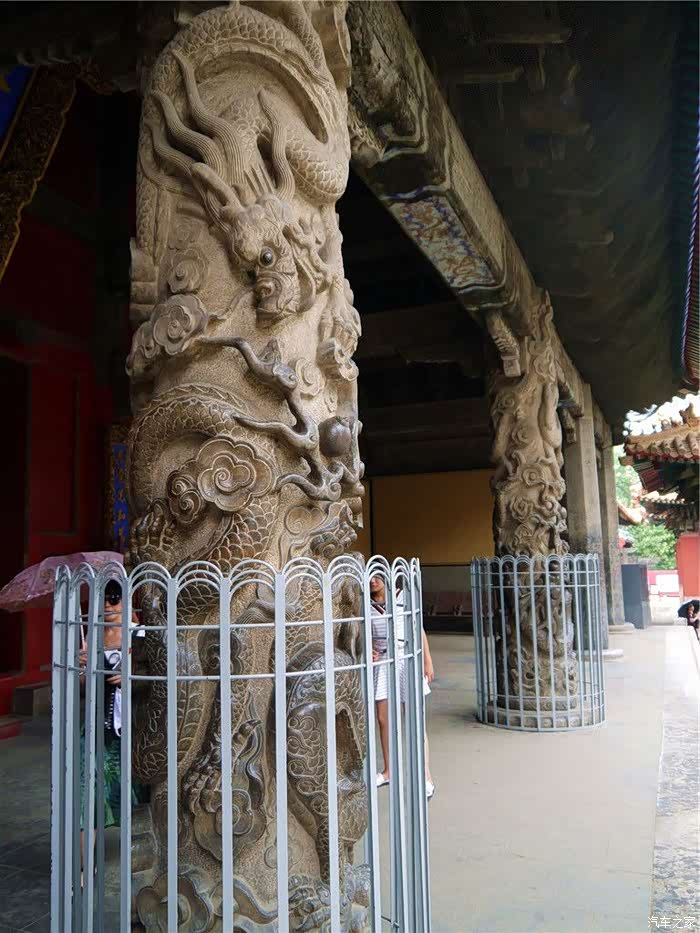 门前龙柱雕塑栩栩如生.