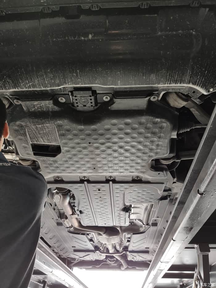 奔驰glc300新车底盘两轮胎旁边的大梁生锈正常吗