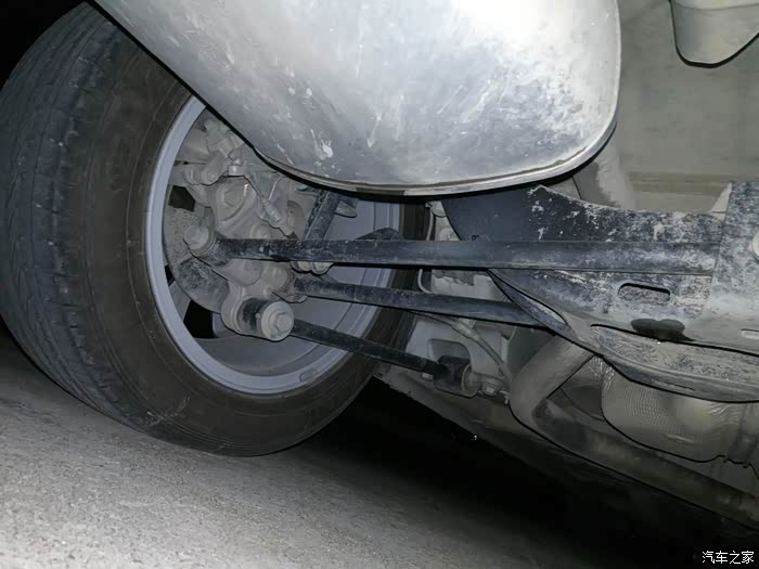 求助老司机停车后排气管尾部的大箱子有滴水是怎么回事