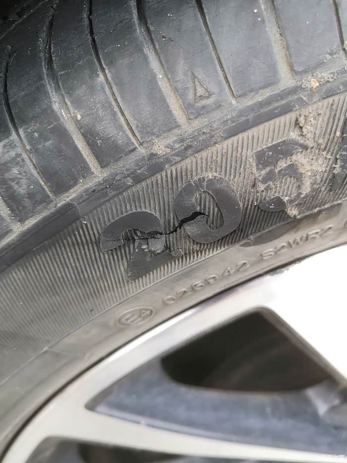 右前轮侧面被割了个口子漏白线了,需要换胎,请问是换一个还是前面两个