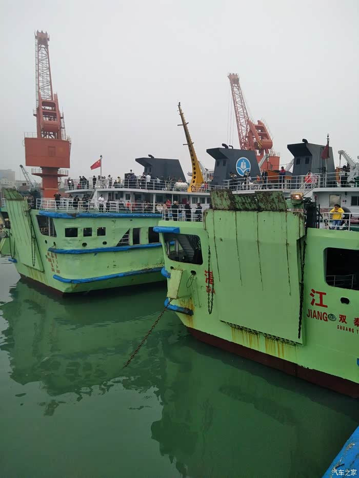 岸的车辆和人全部都装入了船里面,等待起航.