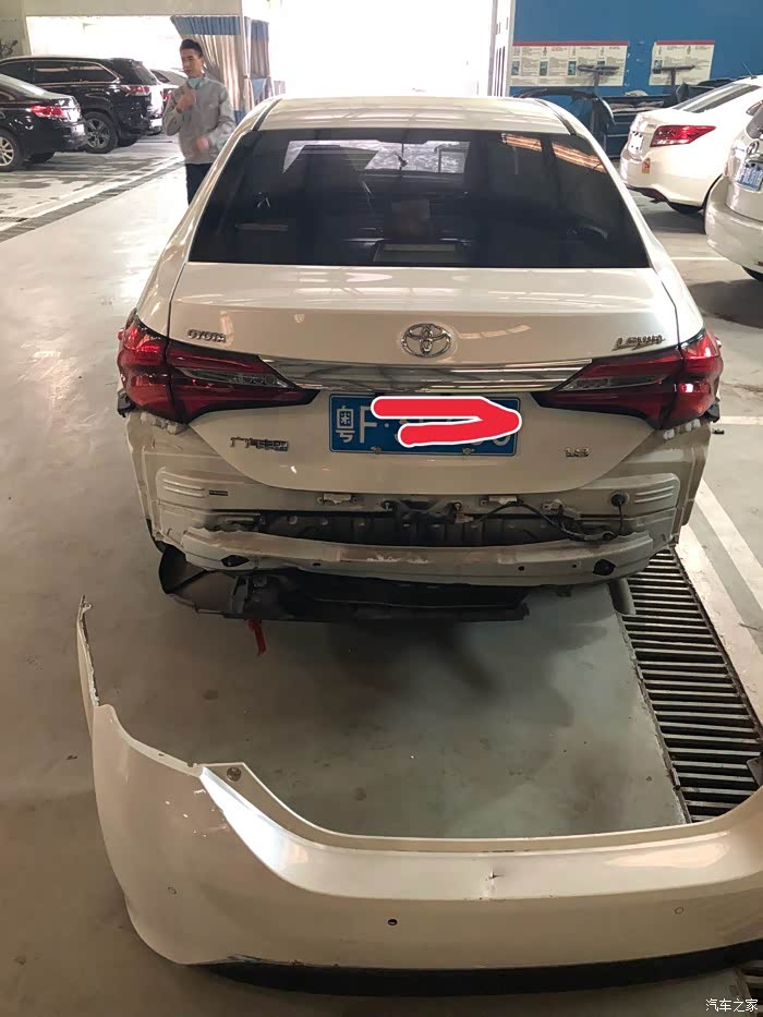 后保险杠变形严重 后保险杠防撞梁变形