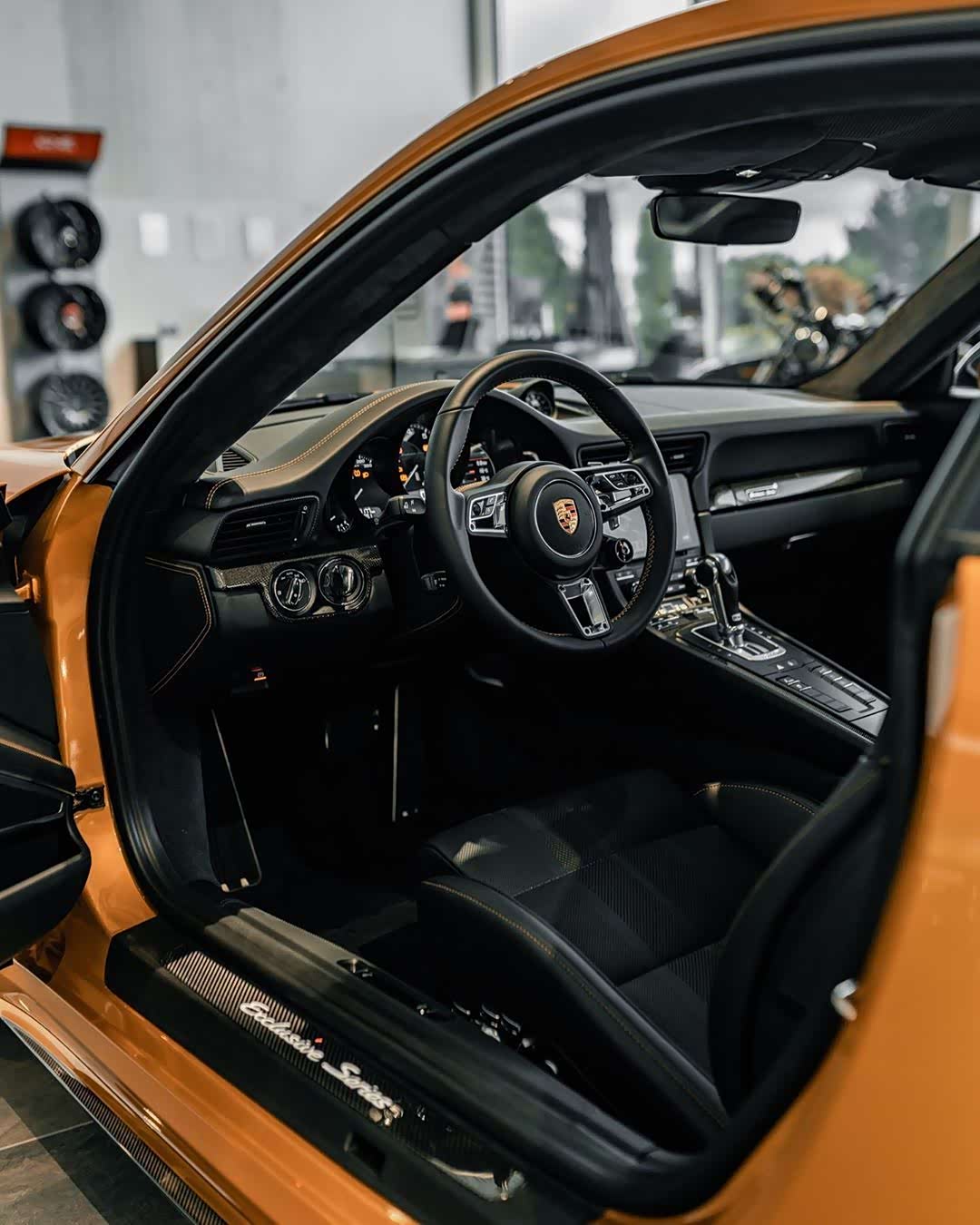 保时捷911具有"璀璨金"车漆搭配碳纤维饰条.