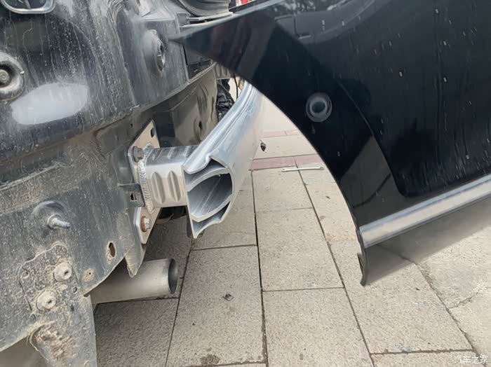 迈腾b8更换铝合金后防撞梁