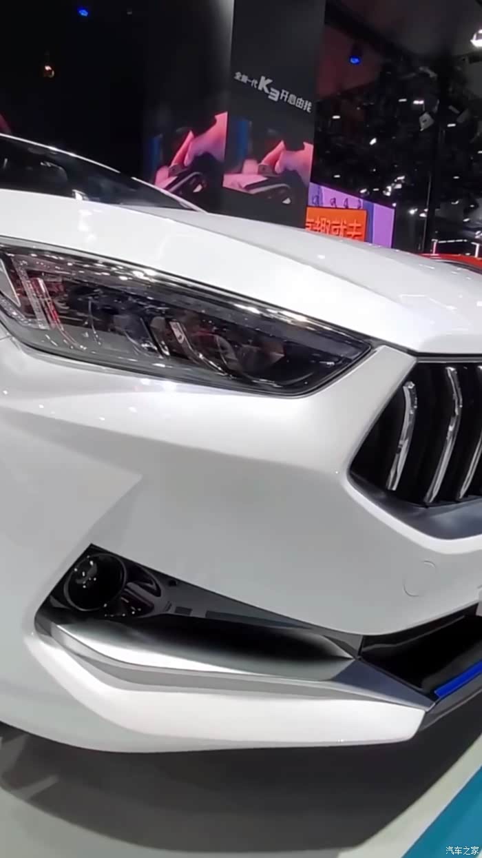 成都车展起亚k3全新的鲨鱼头设计非常凶恶