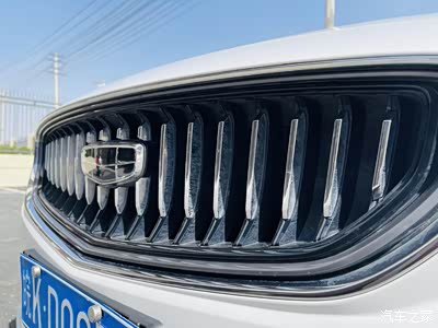 新款的中网都是这种瀑布式造型设计,更加的既视感