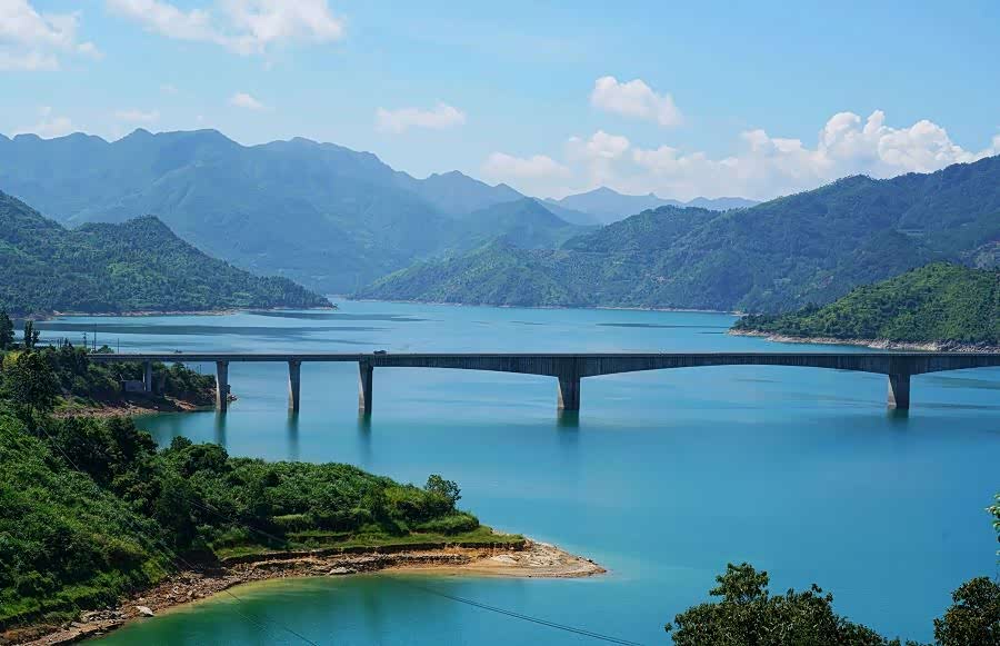 千峡湖,位于浙江省丽水市青田县,是浙江省最大的峡湾型