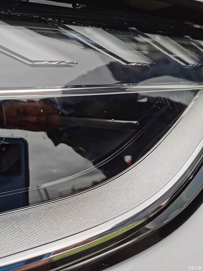 【图】大灯流胶,一个月前拍照的,现在不仔细看看不出来_奥迪a4l论坛