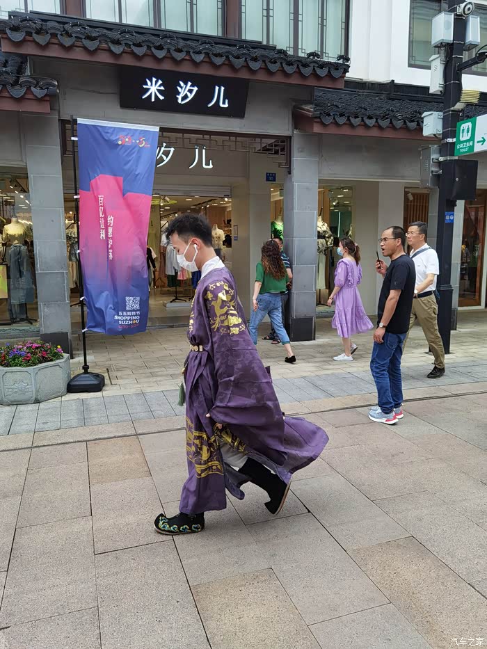 游玩在丰富多彩的观前街