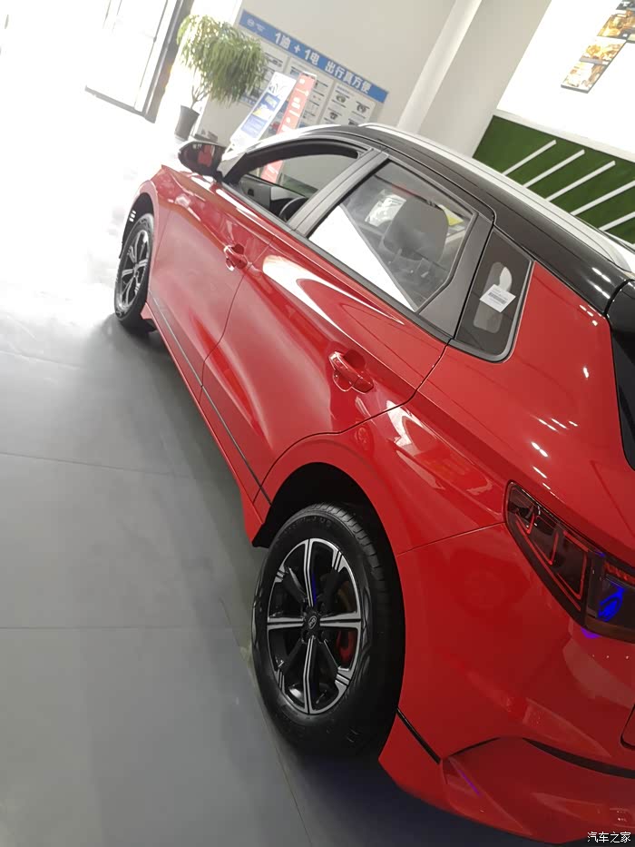 比亚迪的e2新能源车 今天看看车 红色太正点了
