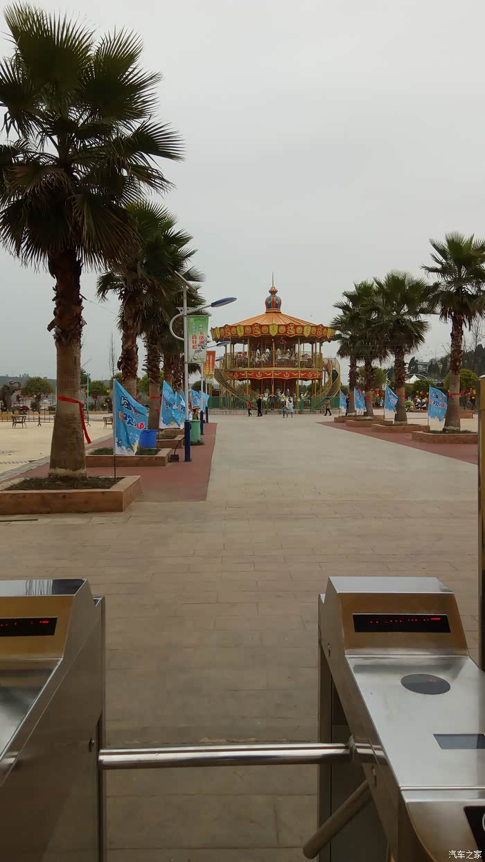 四川长安家族自驾游狂欢小镇支持奔奔mini论坛