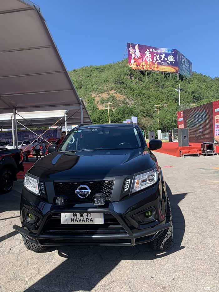 郑州日产纳瓦拉在车展上也是一道风景