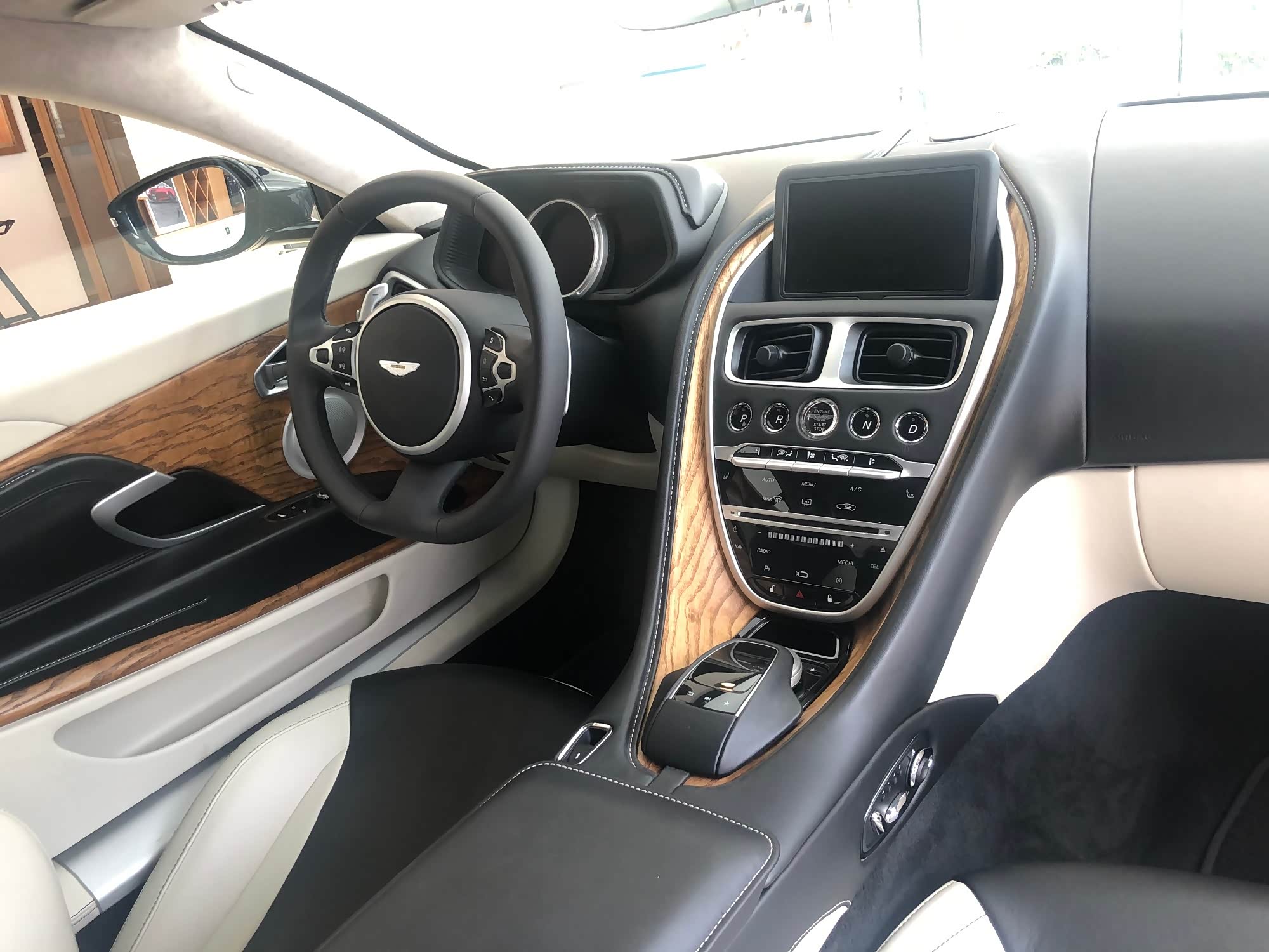 阿斯顿马丁db11v8深海蓝纯黑拼象牙白内饰很精致