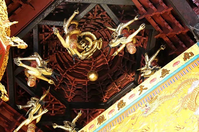 九龙藻井为普陀山三宝之一.