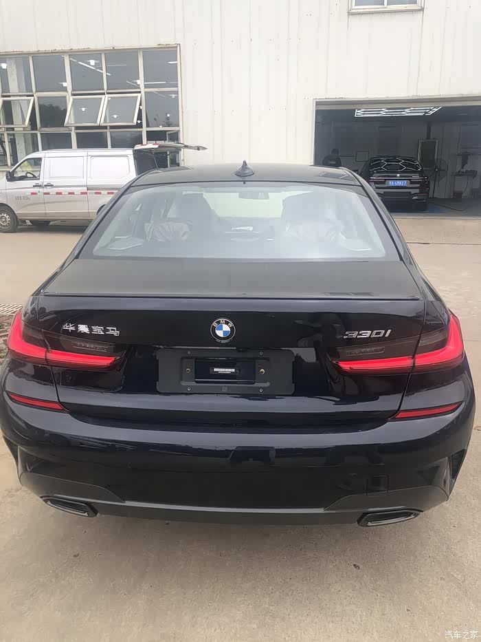 武汉留学生免税车宝马330i提车!