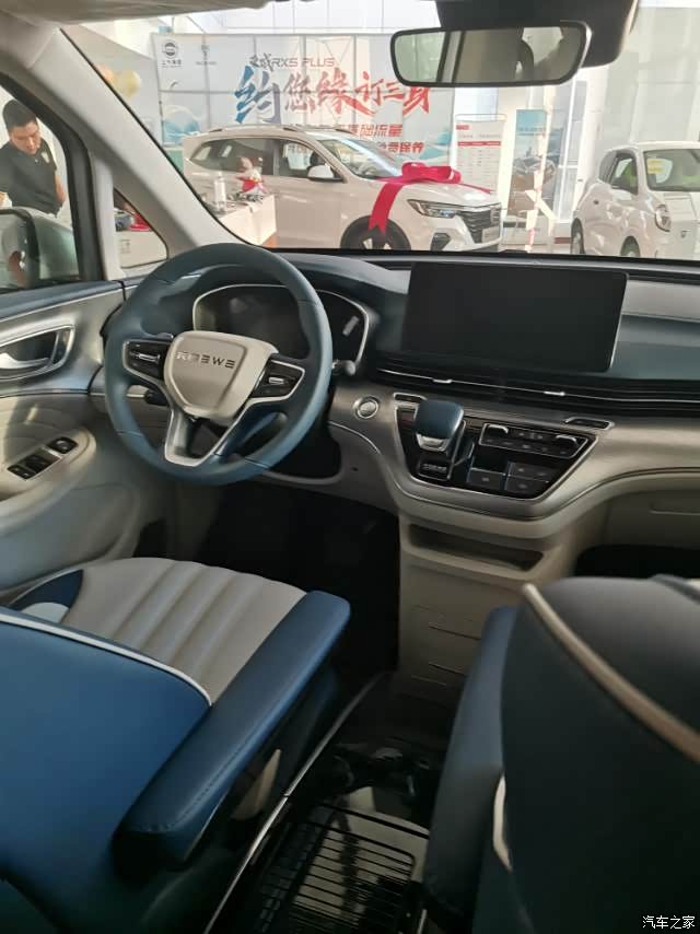 观看车型新上市荣威七座豪华商务车