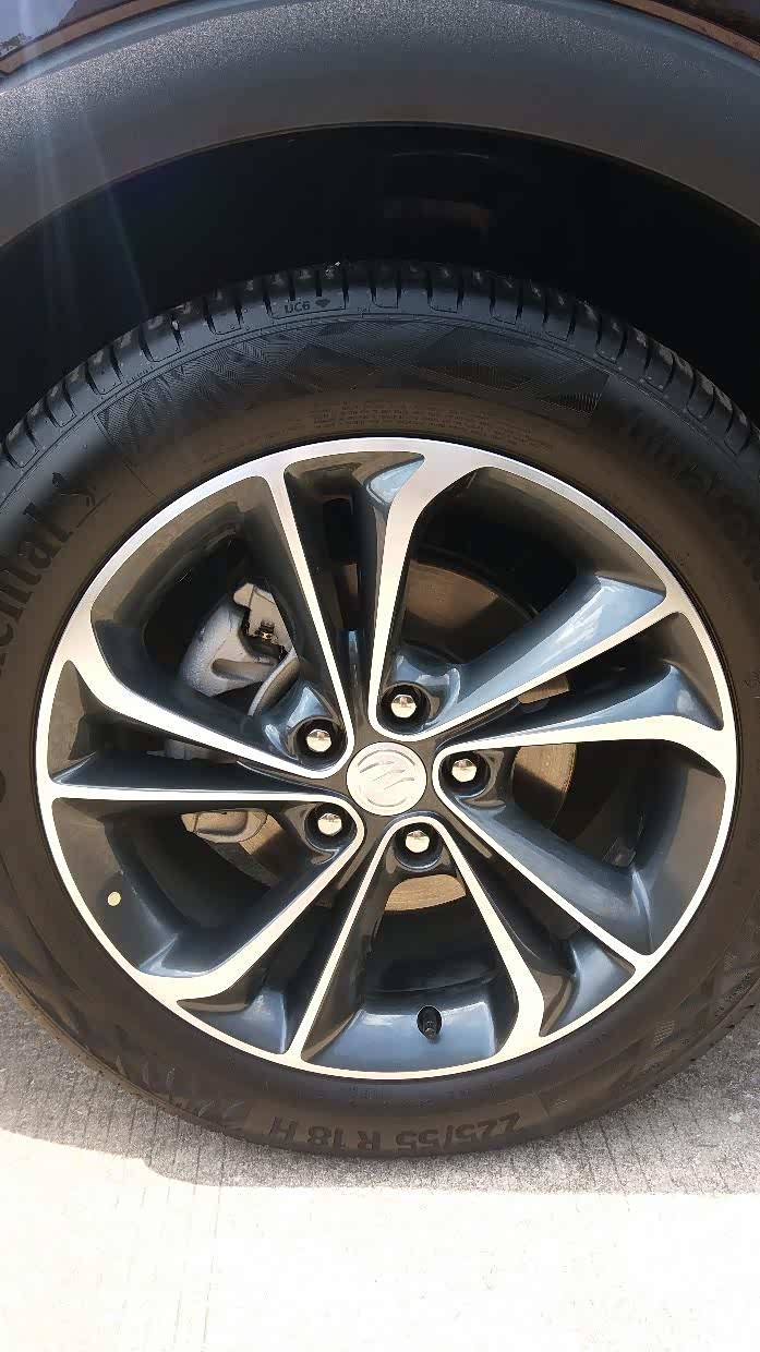 特意看了下昂科拉gx的轮胎,德国马牌,18吋双五辐铝合金双色轮毂,配置