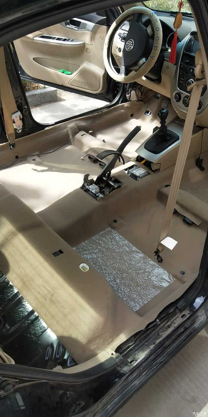 打扫干净,准备铺新地胶.