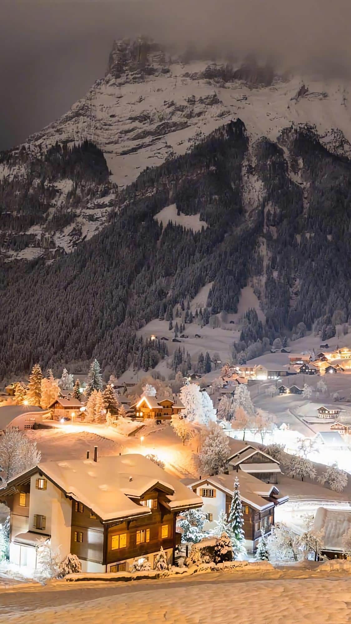 山谷深处的雪中小镇.