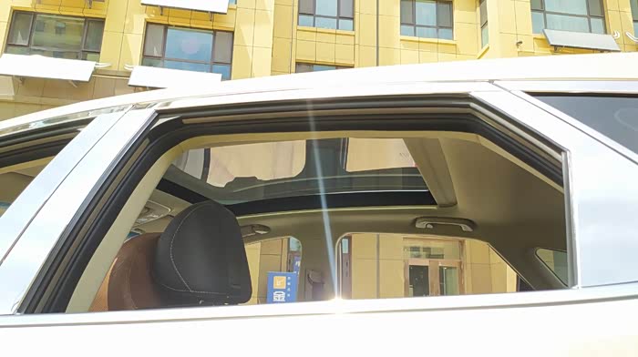 超大的全景天窗可以在夜晚看星星哦,是不是特浪漫