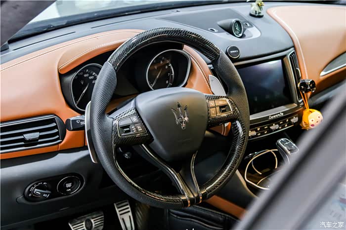 玛莎拉蒂gts运动款的方向盘,据说在选车直接选配这套带碳纤的方向盘
