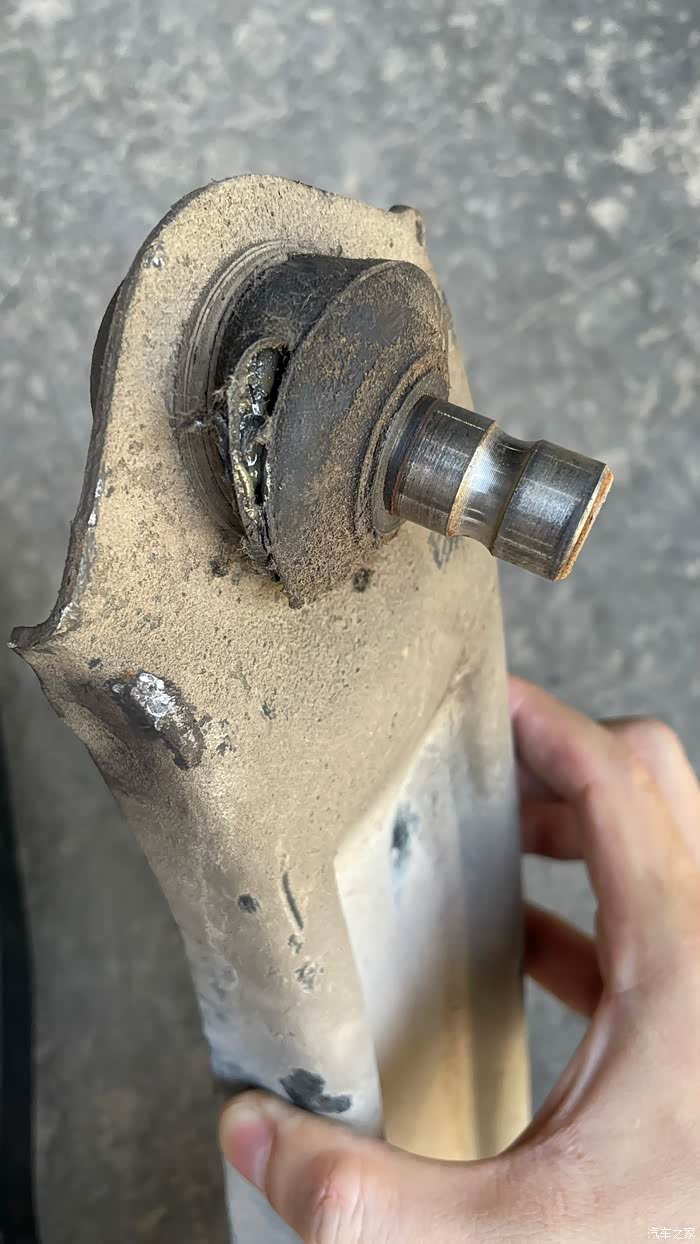 原车的球头已经漏油了