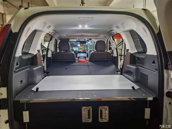 可以改,不违法只是需要在某宝上买一个尾箱魔合就行,睡觉时把后排放下