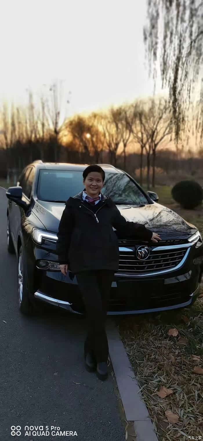 夕阳下的人和车,美