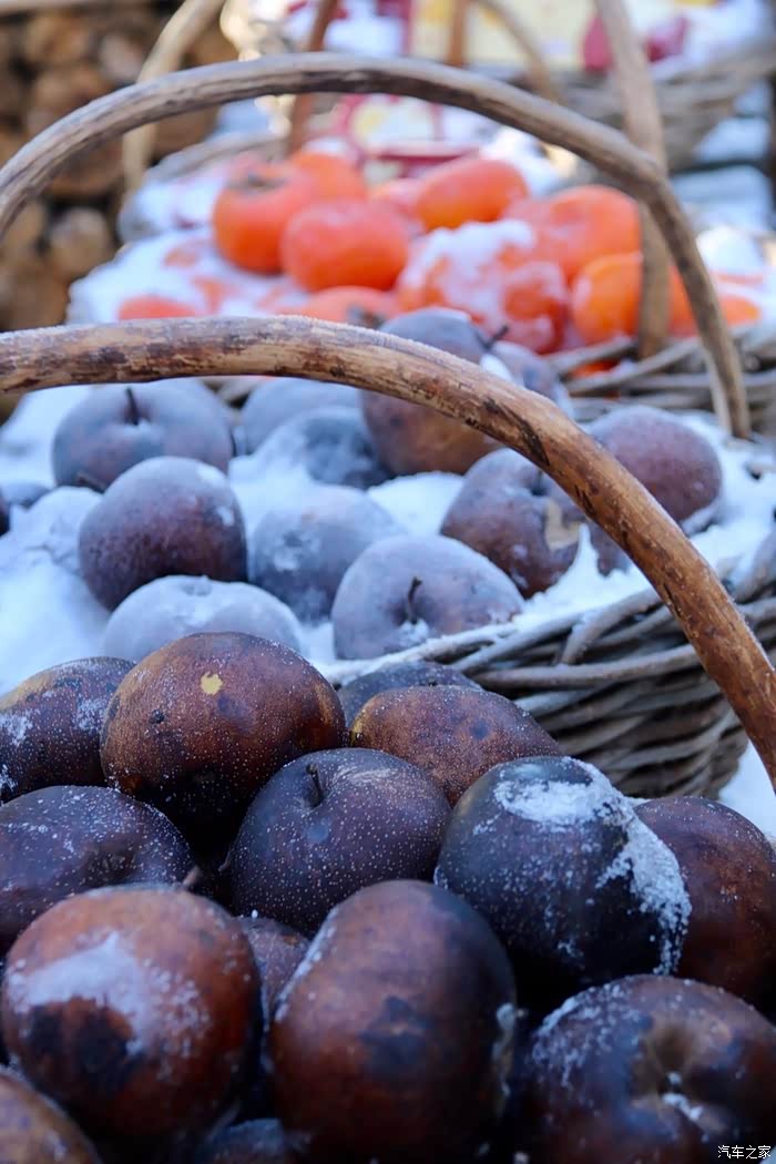 徒步第一个补给站,冻梨冻柿子在天然冰窖里.