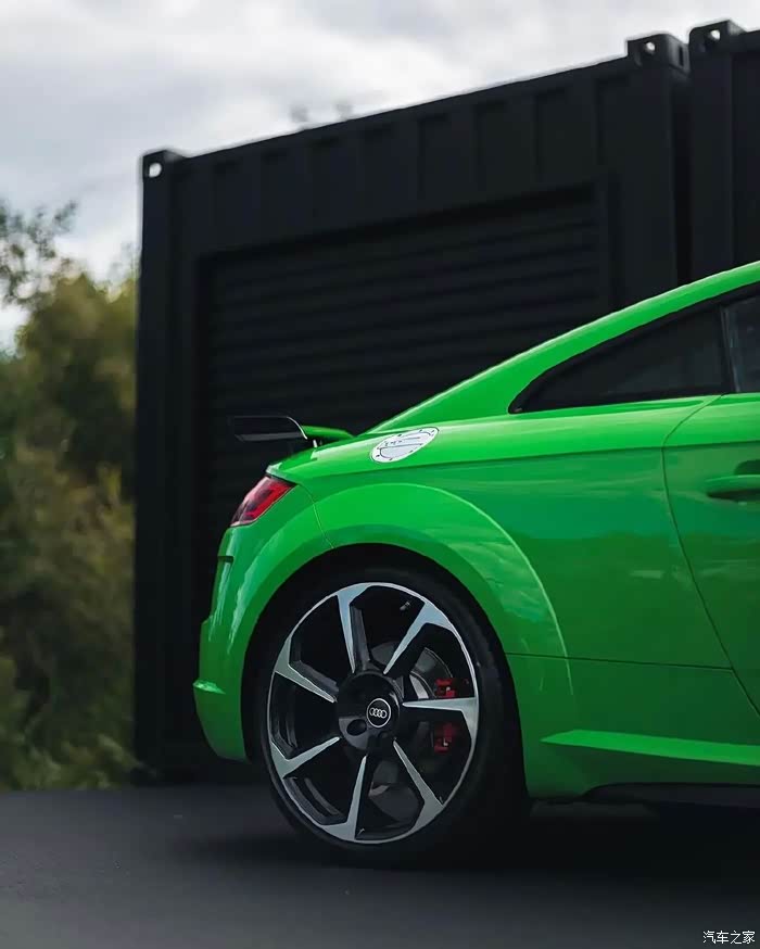 奥迪ttrs实车外形是激进运动的造型设计绿色的车漆涂装