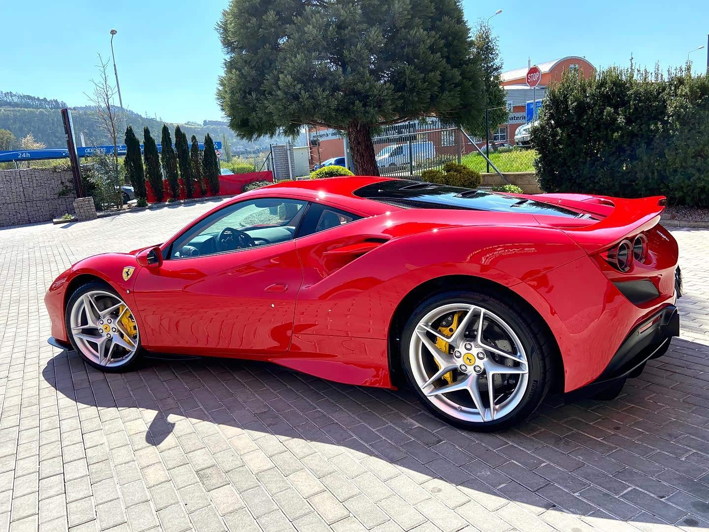 红色的法拉利f8最为妖艳.