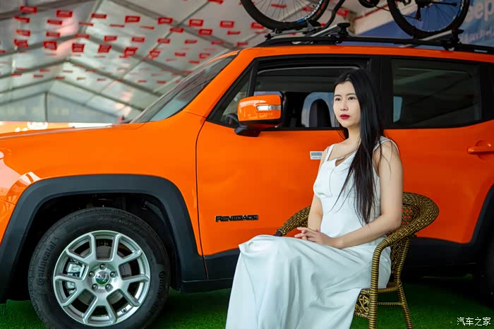 爱车就来拍五一车展拍拍吉普自由侠的美女车模