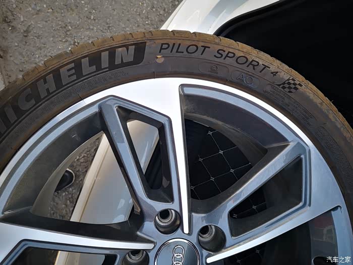 【图】爆胎了,多少钱,能用其他品牌的吗?_奥迪a4l论坛_汽车之家论坛