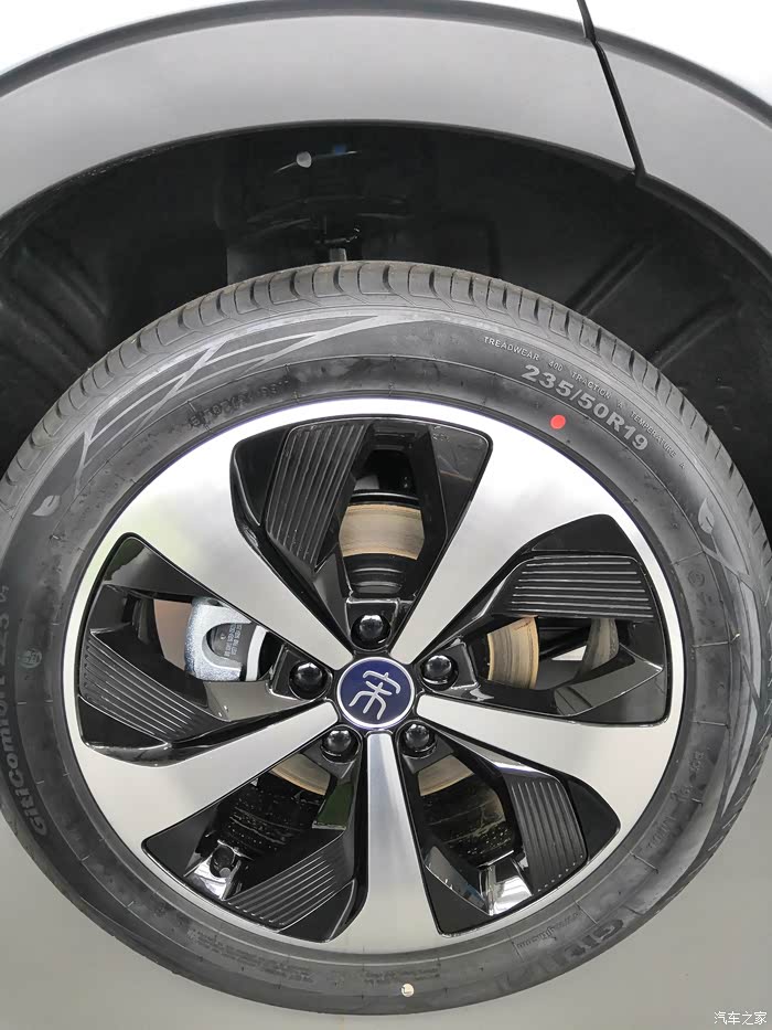 轮胎是235/19 寸的,还算比较大了,轮毂也是双色的