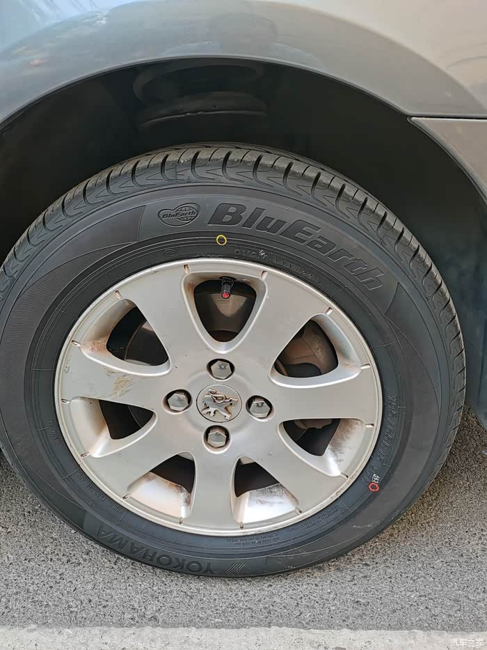 老狮子换轮胎了!